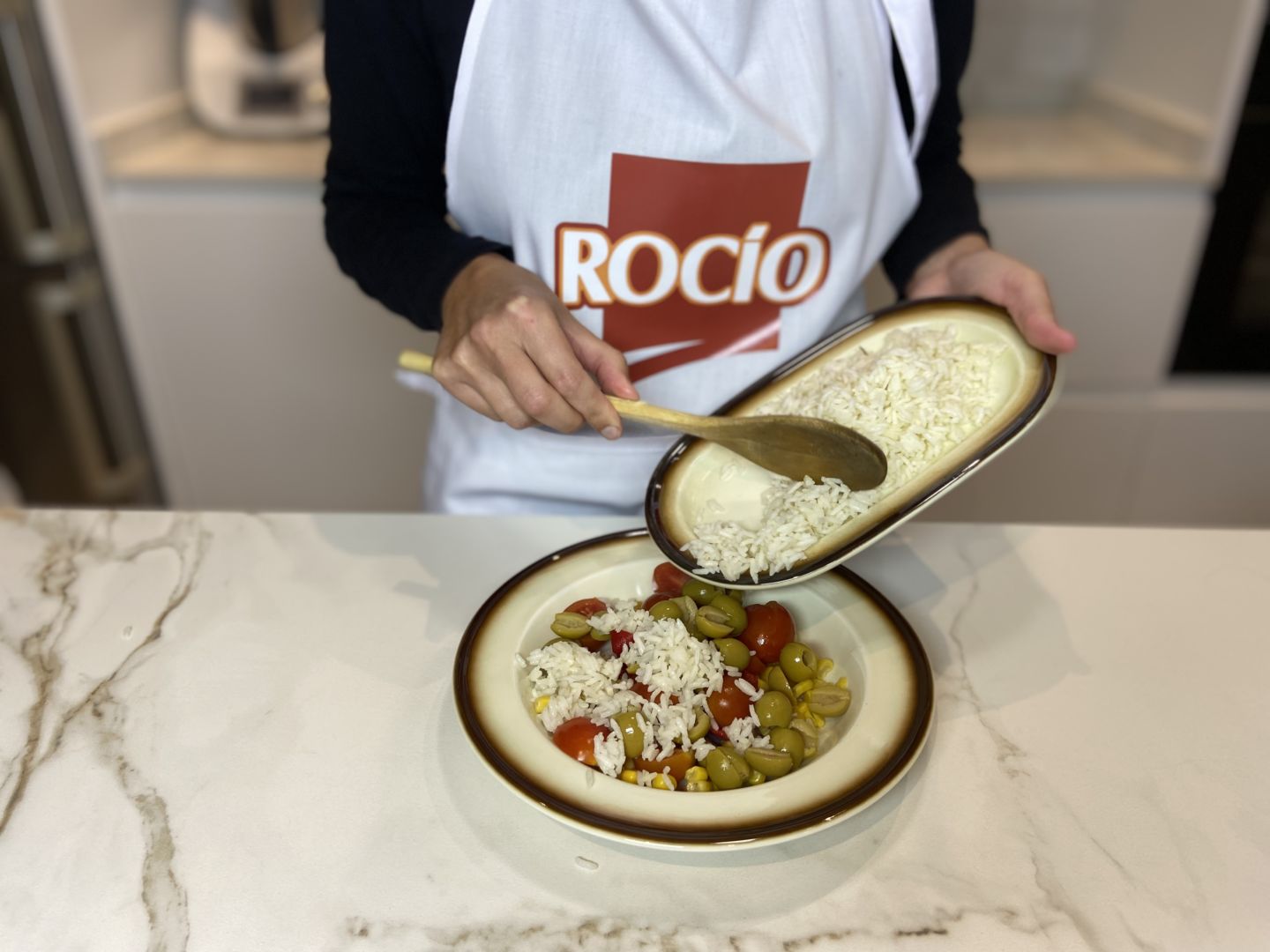 Mezclamos el arroz con el resto de ingredientes de la receta