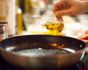 echando aceite de oliva en una sartén