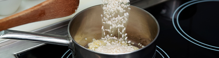 Vertemos el arroz en la olla