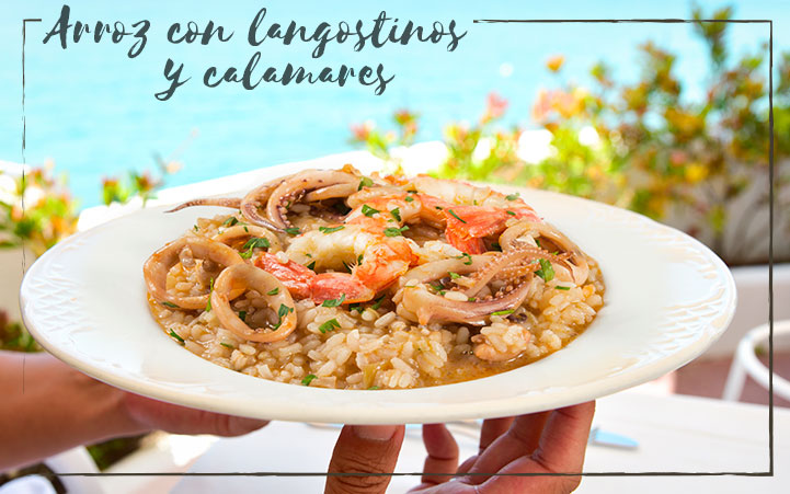 Plato de Arroz con langostinos y calamares