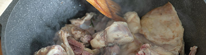 Doramos el conejo en una olla con aceite