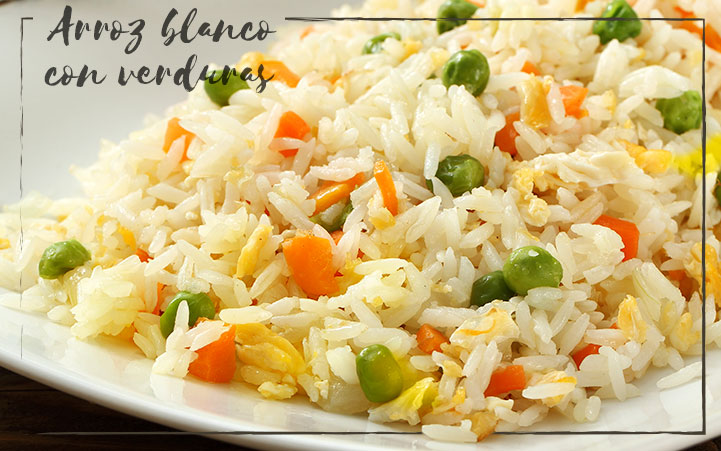 Arroz blanco con verduras preparado